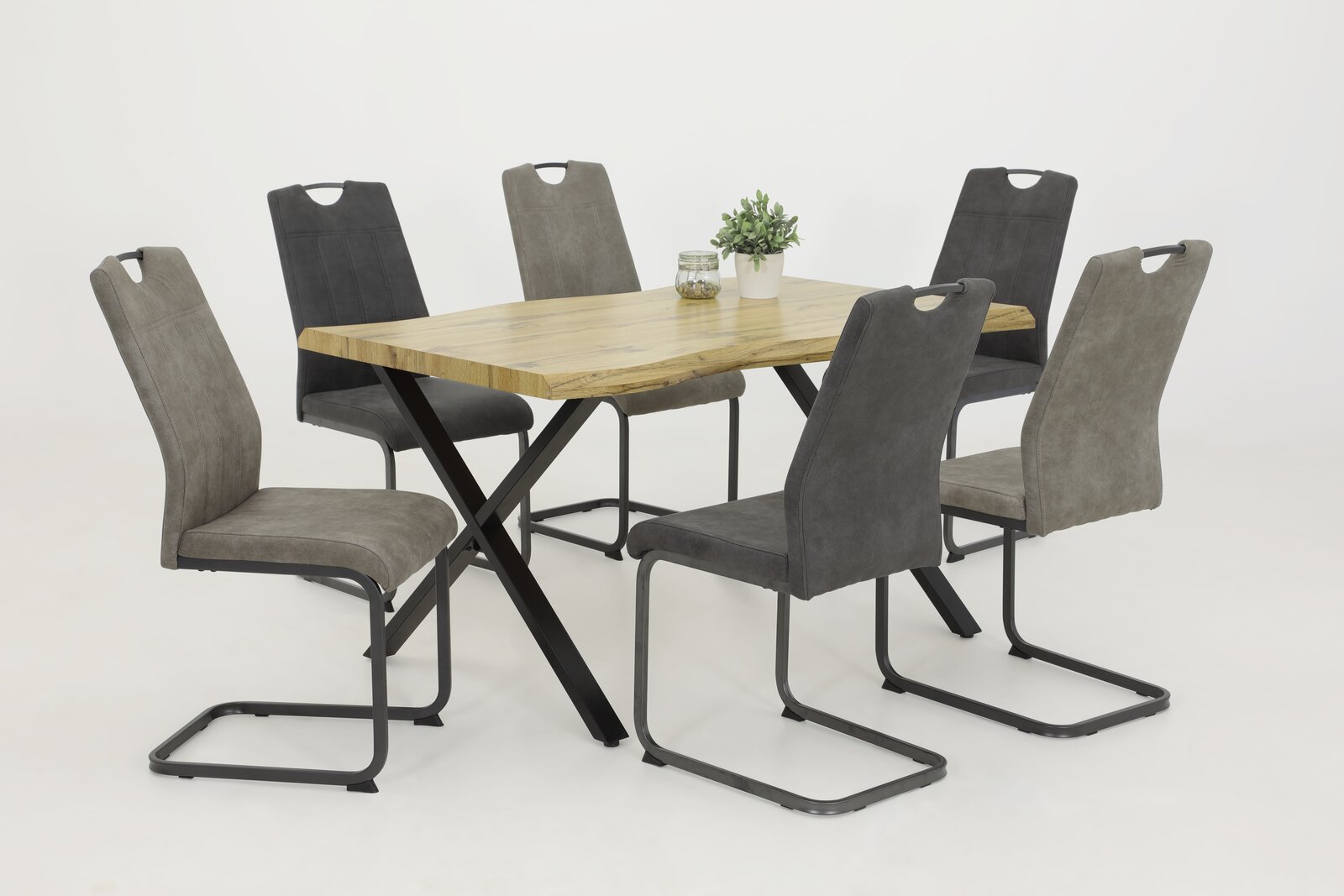 Z2 Schwingstuhl CHRISTINA Esszimmer mit sechs modernen Schwingstühlen in Grau und einem Holztisch mit Metallbeinen, seitliche Perspektive.