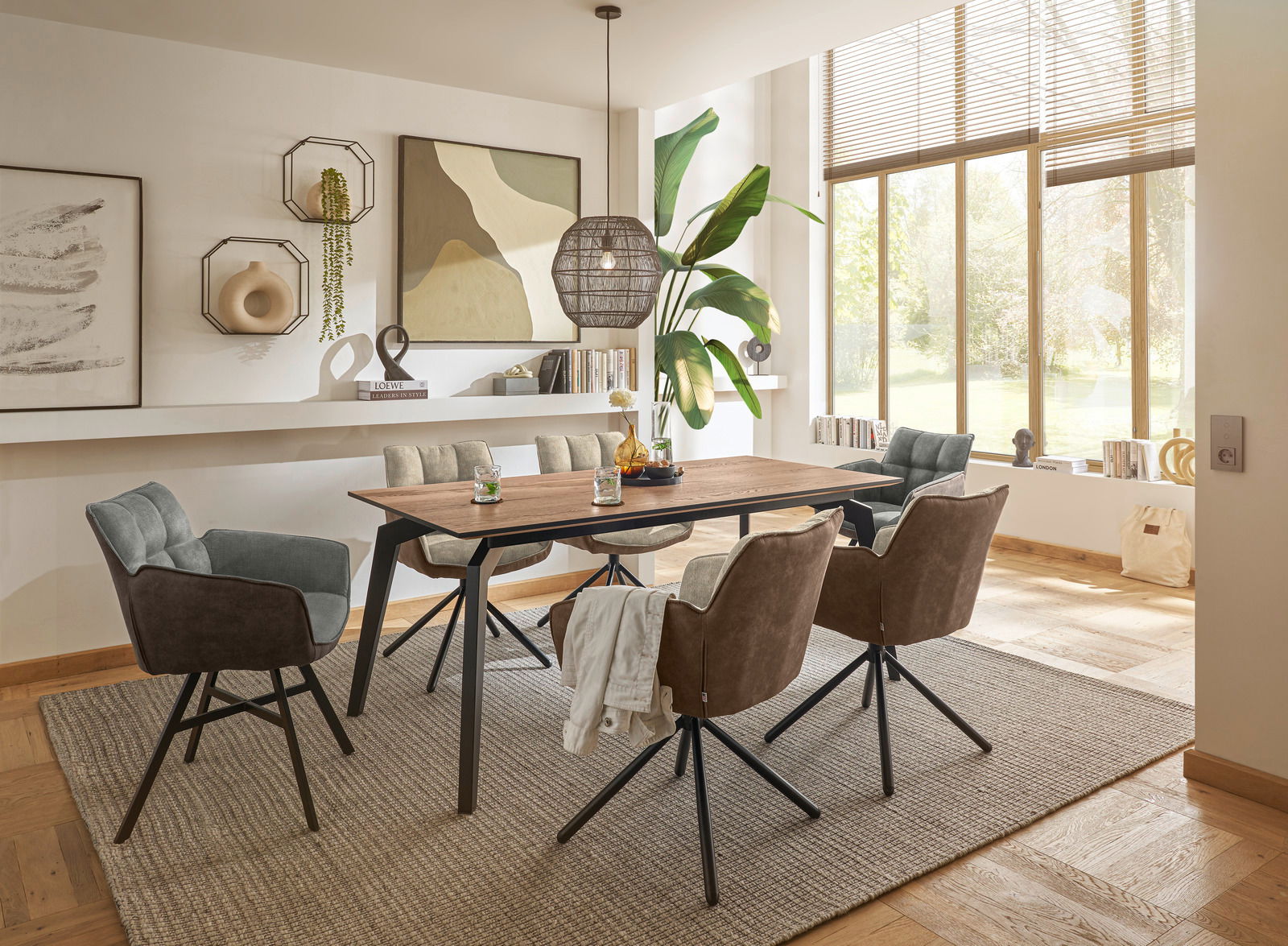 Moderner Esstisch 200x100 cm in einem stilvollen Esszimmer mit sechs gepolsterten Stühlen, umgeben von natürlichem Licht und dekorativen Elementen, seitliche Perspektive.