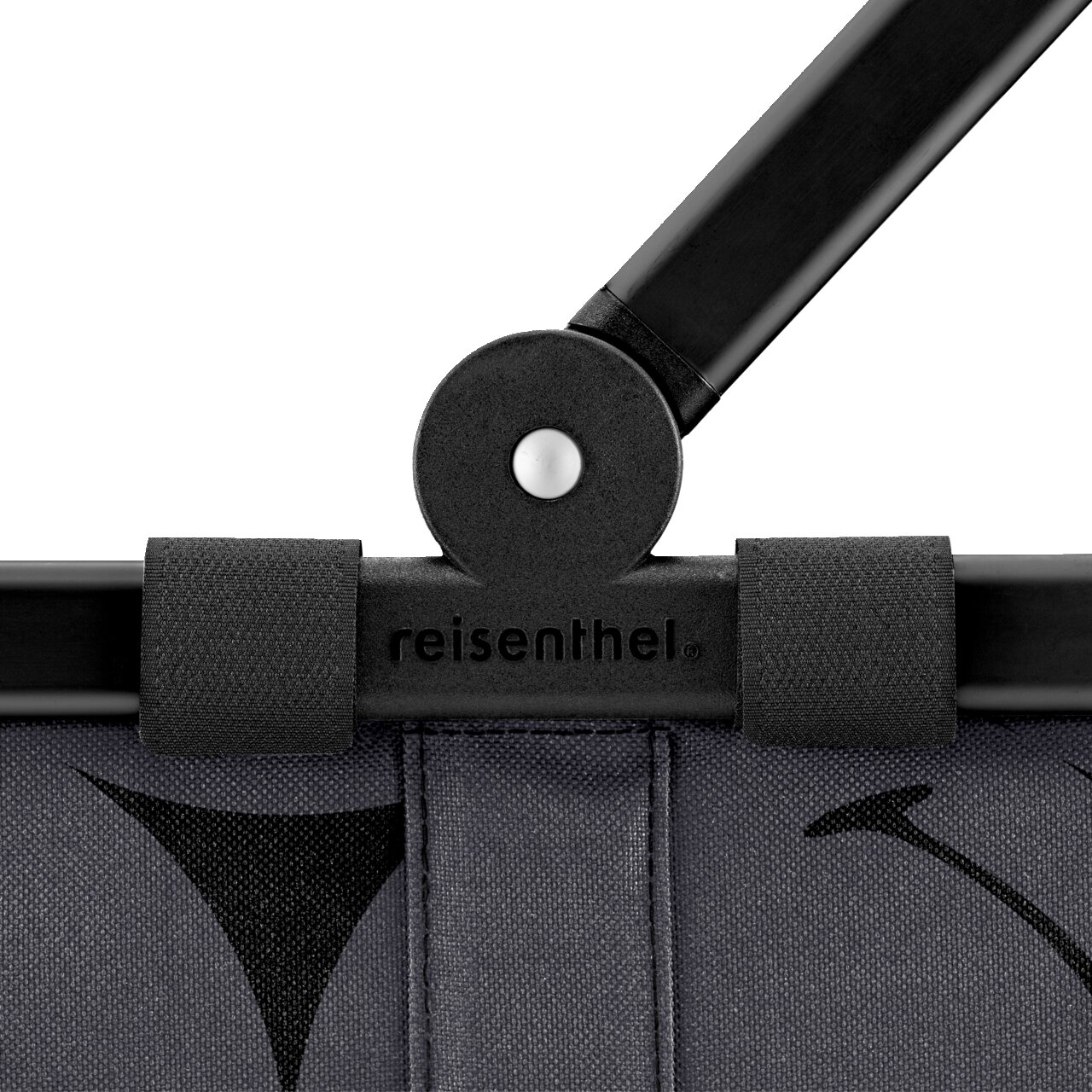 Nahaufnahme des oberen Teils eines grauen Reisenthel carrybag mit schwarzem Griff und Logo, von vorne betrachtet.