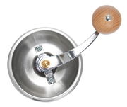 Ansicht von oben auf eine manuelle Kaffeemühle mit Holzgriff und Edelstahlgehäuse.