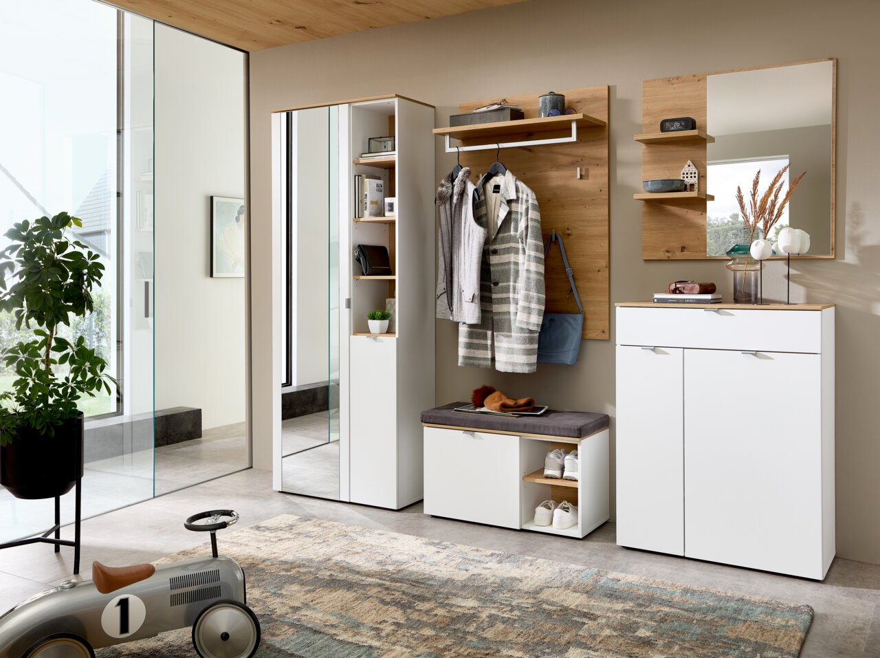 Moderne Garderoben-Set in heller Holzoptik mit Spiegel, Hakenleiste, Sitzbank und Stauraum, seitliche Perspektive