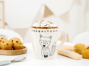 Weiße Keramiktasse mit niedlichem Fuchsmotiv und Buchstabenrand, frontal aus leichter Draufsicht gezeigt, gefüllt mit heißem Kakao und Marshmallows