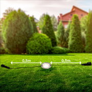 Edelstahl-Spotlight im Garten, seitliche Perspektive, mit 0,5m Kabel auf beiden Seiten