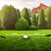 Edelstahl-Spotlight im Garten, seitliche Perspektive, mit 0,5m Kabel auf beiden Seiten