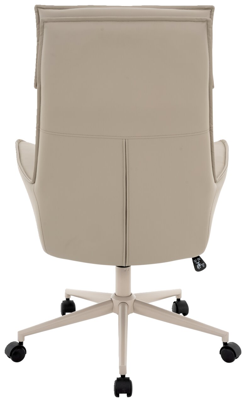 Achterkant van een beige directiestoel met wieltjes en een gestoffeerde rugleuning.