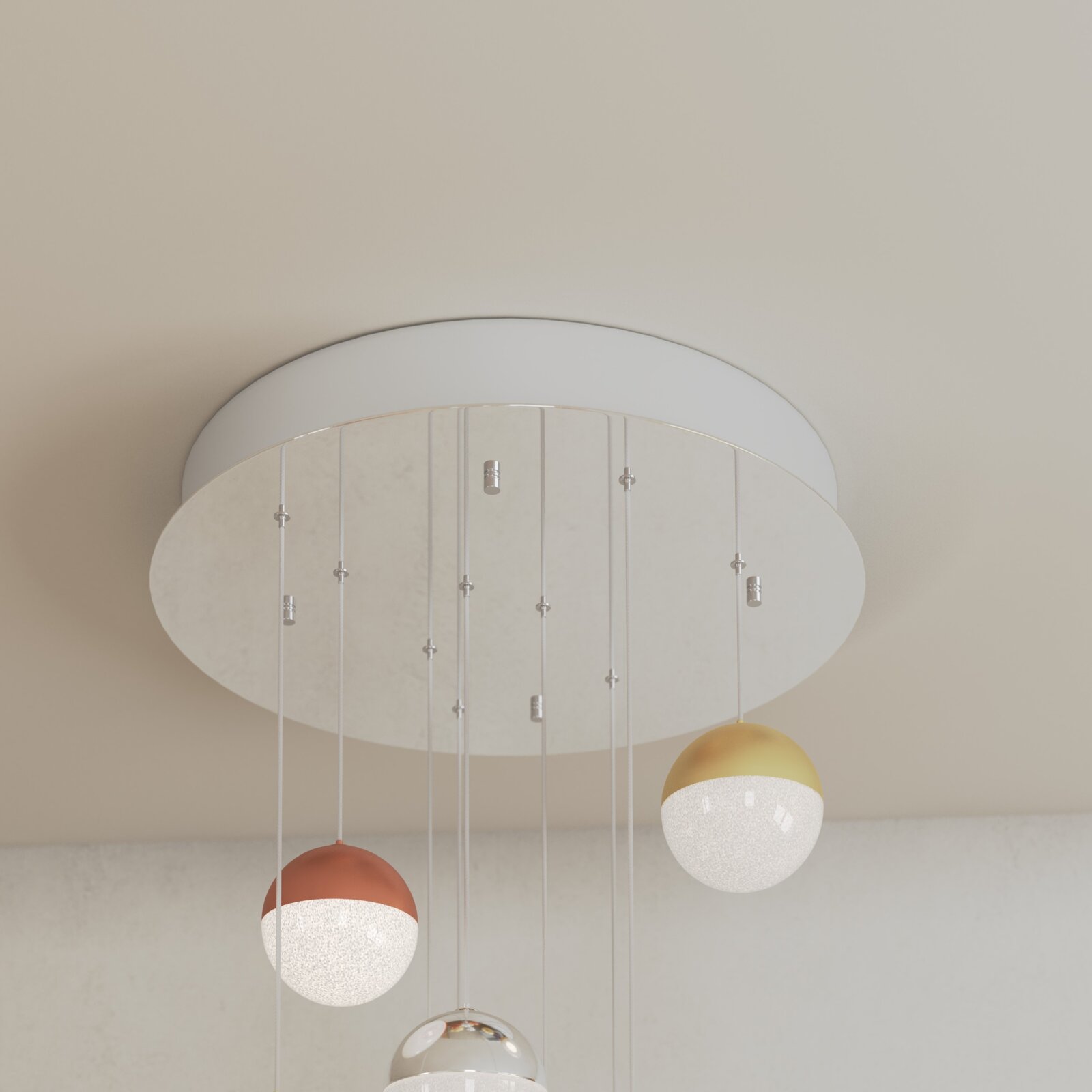 Mehrere kugelförmige LED-Hängeleuchten in verschiedenen Metalltönen, von unten betrachtet.