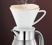 Silberne Isolierkanne Triest 1,5L mit weißem Kaffeefilteraufsatz, seitliche Perspektive