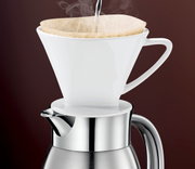 Silberne Isolierkanne Triest 1,5L mit weißem Kaffeefilteraufsatz, seitliche Perspektive