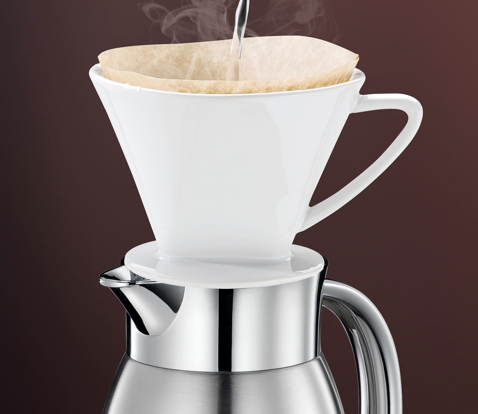 Silberne Isolierkanne Triest 1,5L mit weißem Kaffeefilteraufsatz, seitliche Perspektive