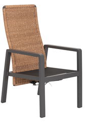 Moderner Loungesessel mit grauem Metallrahmen und geflochtener Rückenlehne, seitliche Perspektive