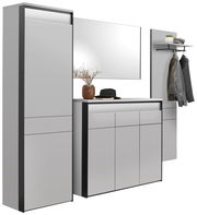 Modernes Garderoben-Set in Weiß und Schwarz, bestehend aus einem hohen Schrank, einem Spiegel, einer Kommode und einer Wandgarderobe mit Haken und Ablage. Perspektive: Frontalansicht.