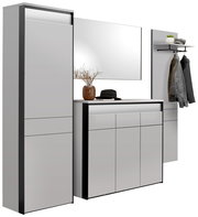 Modernes Garderoben-Set in Weiß und Schwarz, bestehend aus einem hohen Schrank, einem Spiegel, einer Kommode und einer Wandgarderobe mit Haken und Ablage. Perspektive: Frontalansicht.