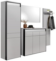 Modernes Garderoben-Set in Weiß und Schwarz, bestehend aus einem hohen Schrank, einem Spiegel, einer Kommode und einer Wandgarderobe mit Haken und Ablage. Perspektive: Frontalansicht.