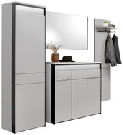 Modernes Garderoben-Set in Weiß und Schwarz, bestehend aus einem hohen Schrank, einem Spiegel, einer Kommode und einer Wandgarderobe mit Haken und Ablage. Perspektive: Frontalansicht.