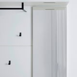 Modernes Garderobenpaneel mit schwarzem Haken und Spiegel, seitliche Perspektive