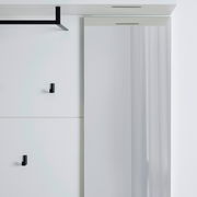 Modernes Garderobenpaneel mit schwarzem Haken und Spiegel, seitliche Perspektive