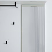 Modernes Garderobenpaneel mit schwarzem Haken und Spiegel, seitliche Perspektive