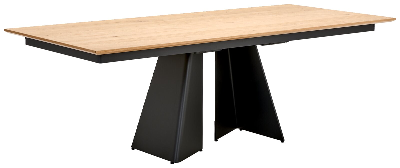 Venjakob Esstisch G37 Moderner rechteckiger Esstisch mit heller Holzplatte und schwarzem, trapezförmigem Metallgestell, freigestellt auf weißem Hintergrund, perspektivische Ansicht schräg von vorne/oben.