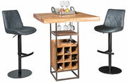 Barhocker-Set mit zwei grauen Hockern und einem Holztisch mit integriertem Weinregal, seitliche Perspektive