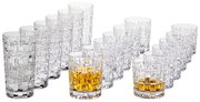 Set aus 18 Bossa Nova Gläsern in zwei Reihen, mit einem Glas gefüllt mit goldenem Getränk, seitliche Perspektive