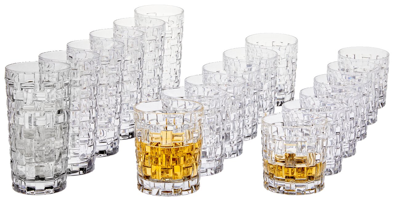 Set van 18 bossa nova-glazen in twee rijen, met één glas gevuld met een gouden drankje, zijaanzicht