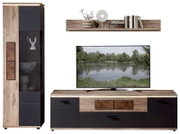 Modernes Wohnzimmer-TV-Set aus Holzoptik und anthrazitfarbenen Fronten mit Vitrine links, Lowboard mit Fernseher und Wandboard darüber, frontale Perspektive.