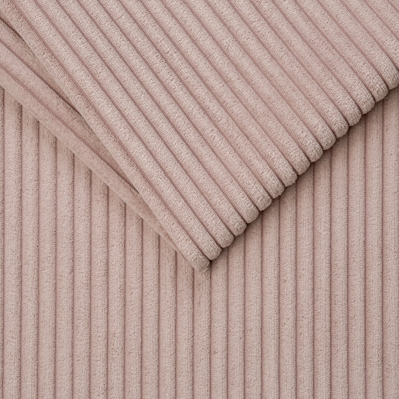 Nahaufnahme eines rosa, gerippten Stoffes in diagonaler Perspektive.