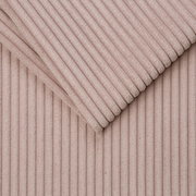 Nahaufnahme eines rosa, gerippten Stoffes in diagonaler Perspektive.