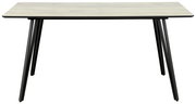 Moderner Esstisch mit heller Tischplatte und schwarzen, schrägen Beinen, seitliche Perspektive