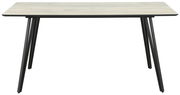Moderner Esstisch mit heller Tischplatte und schwarzen, schrägen Beinen, seitliche Perspektive