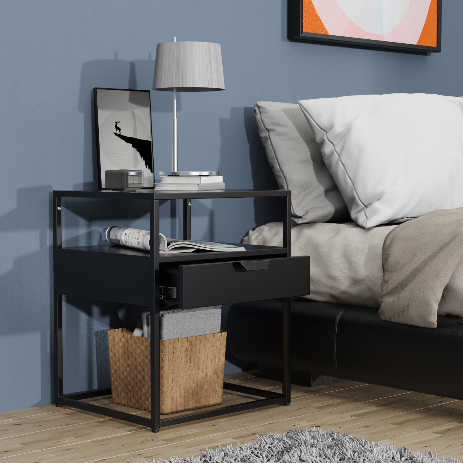 Modernes schwarzes Nachttisch-Regal aus Metall mit einer Schublade neben dem Bett, darauf Tischlampe, Bücher und Bilderrahmen Perspektive: frontale Seitenansicht leicht von links in Augenhöhe