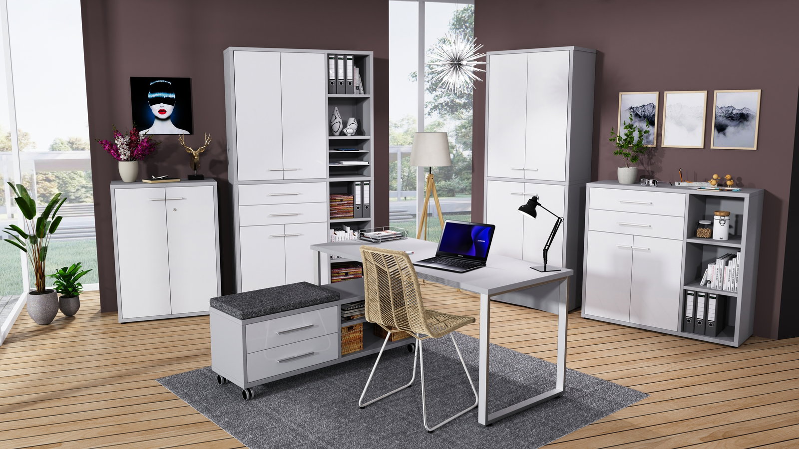 Manjana Aktenschrank -Glas- TEXAS Moderne Büromöbel in einem stilvollen Raum mit Schreibtisch, Rollcontainer und Aktenschränken in Weiß und Grau. Perspektive von vorne.