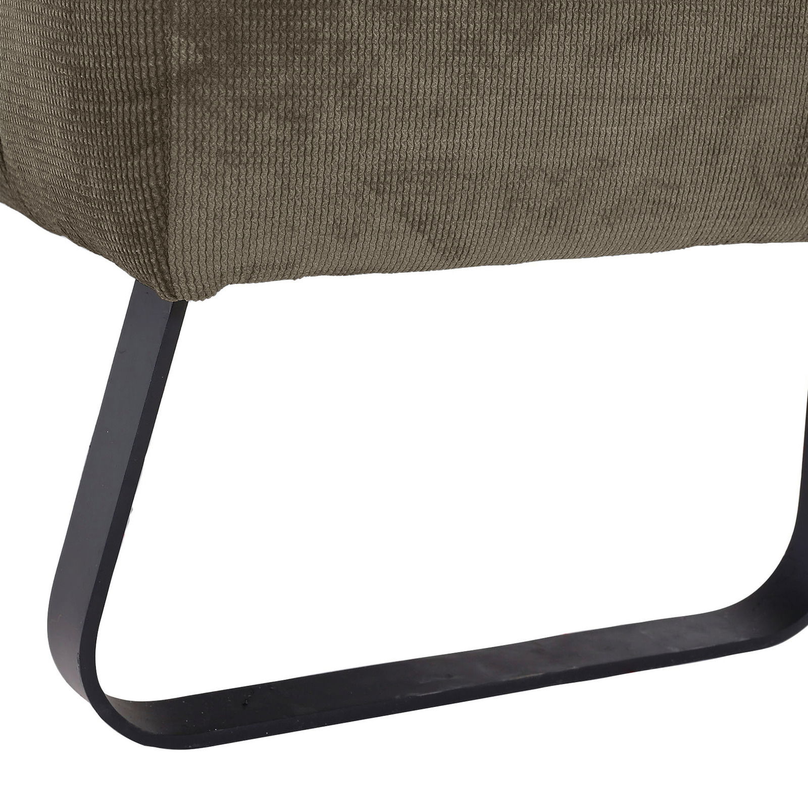 Nahaufnahme einer olivgrünen 2er-Sitzbank mit schwarzem Metallgestell, seitliche Perspektive