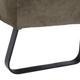 Nahaufnahme einer olivgrünen 2er-Sitzbank mit schwarzem Metallgestell, seitliche Perspektive