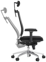 Seitenansicht eines verstellbaren Drehstuhls mit Kopfstütze und Armlehne, auf einem stabilen Metallfuß mit Rollen.