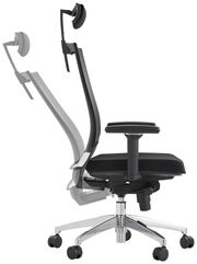 Seitenansicht eines verstellbaren Drehstuhls mit Kopfstütze und Armlehne, auf einem stabilen Metallfuß mit Rollen.