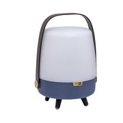 Tragbare Lampe mit weißem Schirm und blauem Sockel, seitliche Ansicht mit Griff.