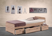 Jugendbett aus Holz mit zwei offenen Schubladen und einer Kommode, seitliche Perspektive.