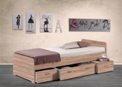 Houten jeugdbed met twee open lades en een ladekast, zijaanzicht.
