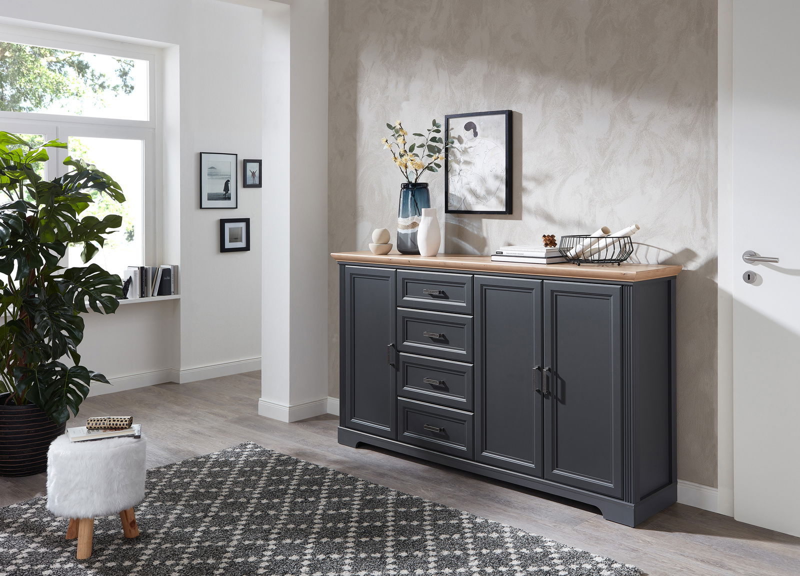 Elegantes Sideboard in dunklem Grau mit Holzplatte, frontal fotografiert in modernem Wohnzimmer.