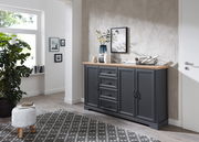 Elegantes Sideboard in dunklem Grau mit Holzplatte, frontal fotografiert in modernem Wohnzimmer.