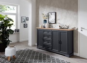 Elegantes Sideboard in dunklem Grau mit Holzplatte, frontal fotografiert in modernem Wohnzimmer.