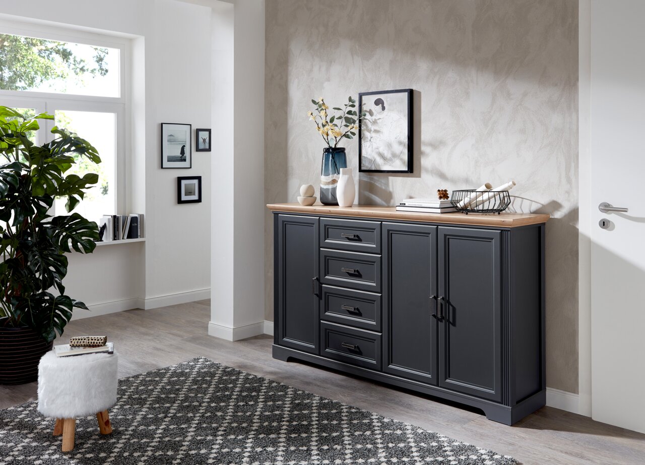 Elegantes Sideboard in dunklem Grau mit Holzplatte, frontal fotografiert in modernem Wohnzimmer.