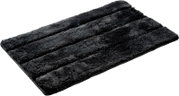 Schwarze, flauschige Badematte mit strukturierten Streifen, freigestellt auf weißem Hintergrund, in schräger Draufsicht (3/4-Perspektive)