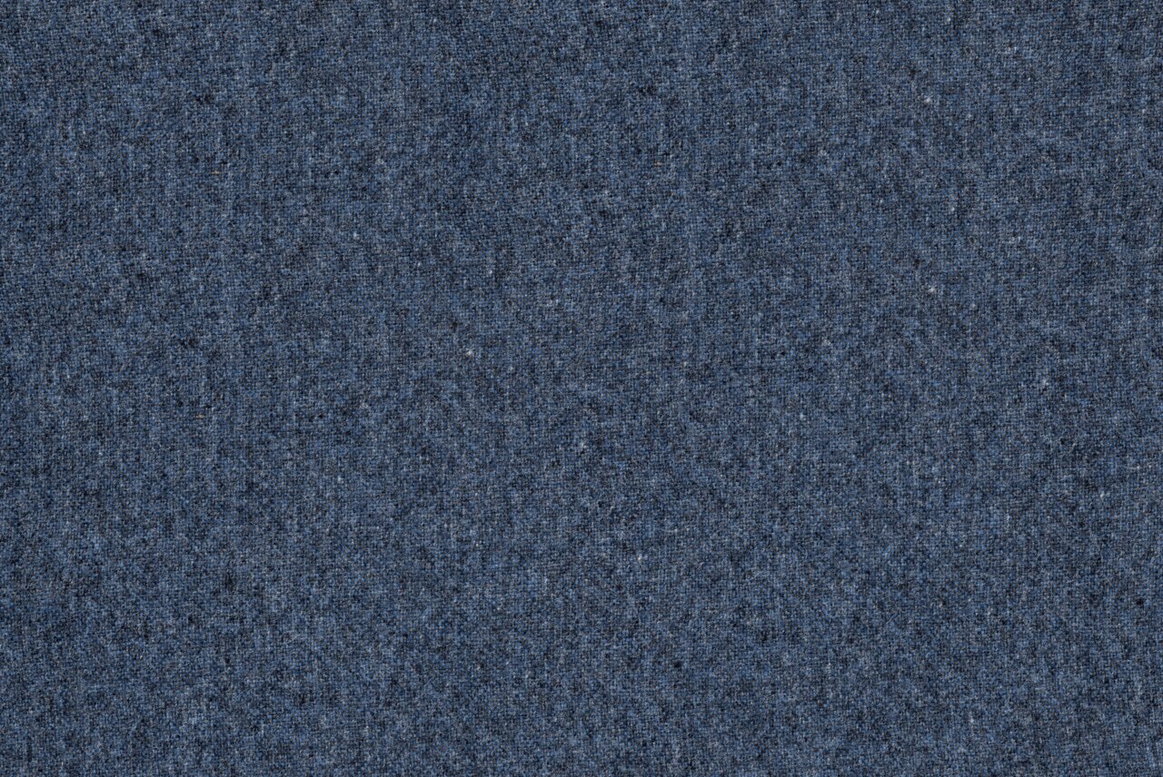 Nahaufnahme eines blauen Stoffmusters, das für einen Chefsessel verwendet wird.