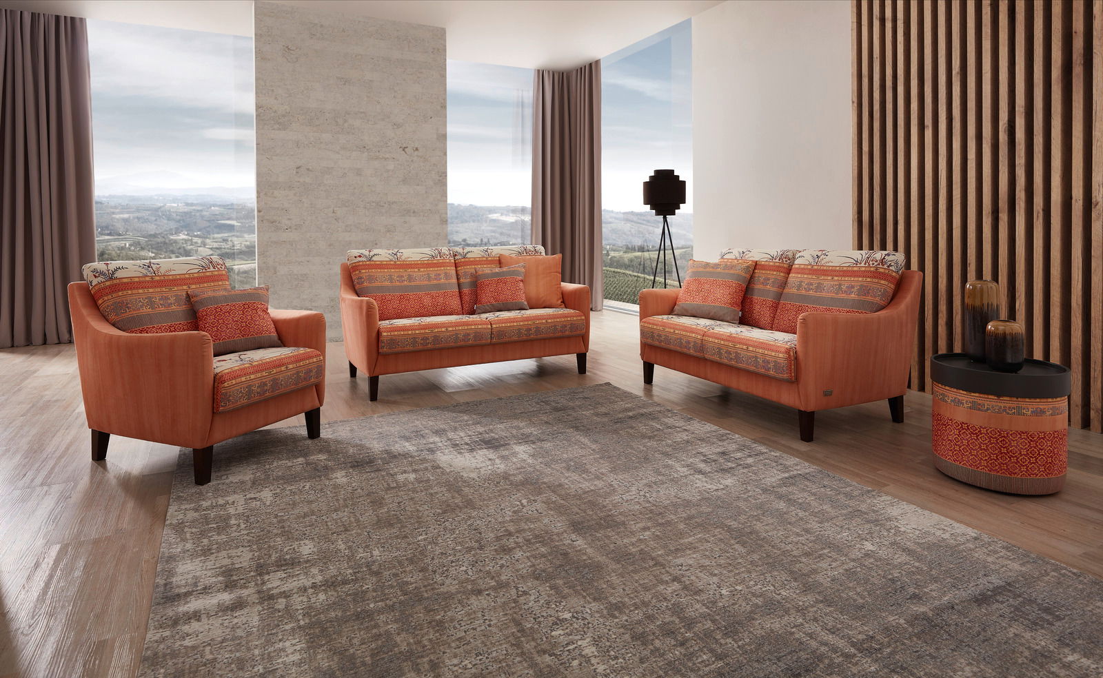 Wohnzimmer mit drei orangefarbenen Sofas im orientalischen Design, dekoriert mit gemusterten Kissen, aus der Perspektive von vorne fotografiert.