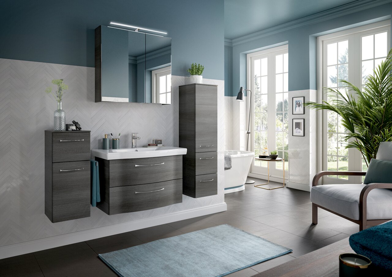 Moderne Badezimmermöbel in dunklem Holzton mit Waschbecken und Spiegel, seitliche Perspektive