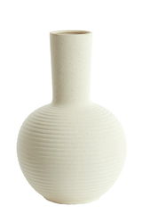 Helle, geriffelte Vase mit schmalem Hals, aus seitlicher Perspektive fotografiert.