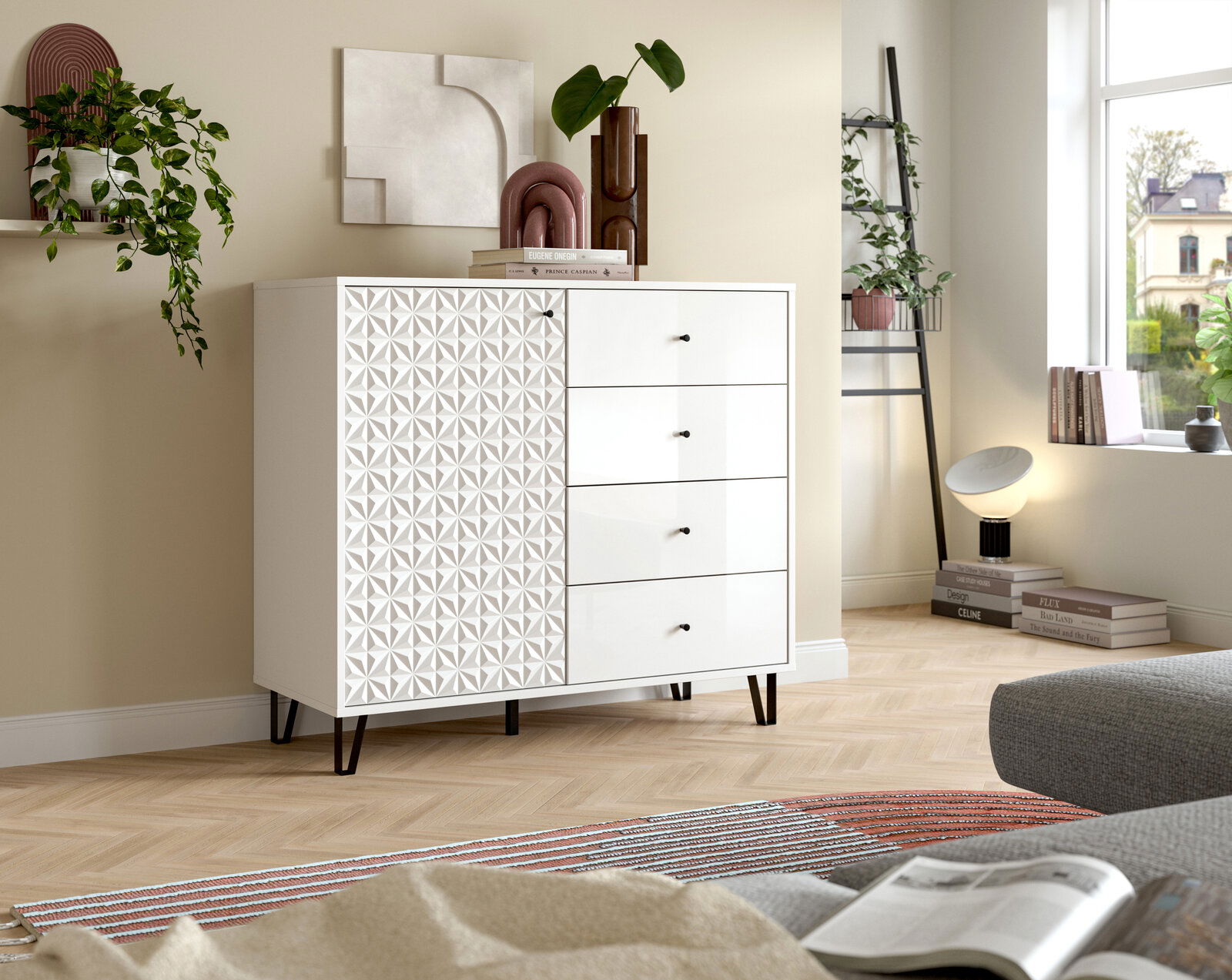 Weiße Kommode im modernen Design mit geometrisch strukturierter Tür links und vier Schubladen rechts, auf schwarzen schrägen Metallfüßen, in einem hellen Wohnzimmer dekoriert; Perspektive: frontale Ansicht leicht von links.