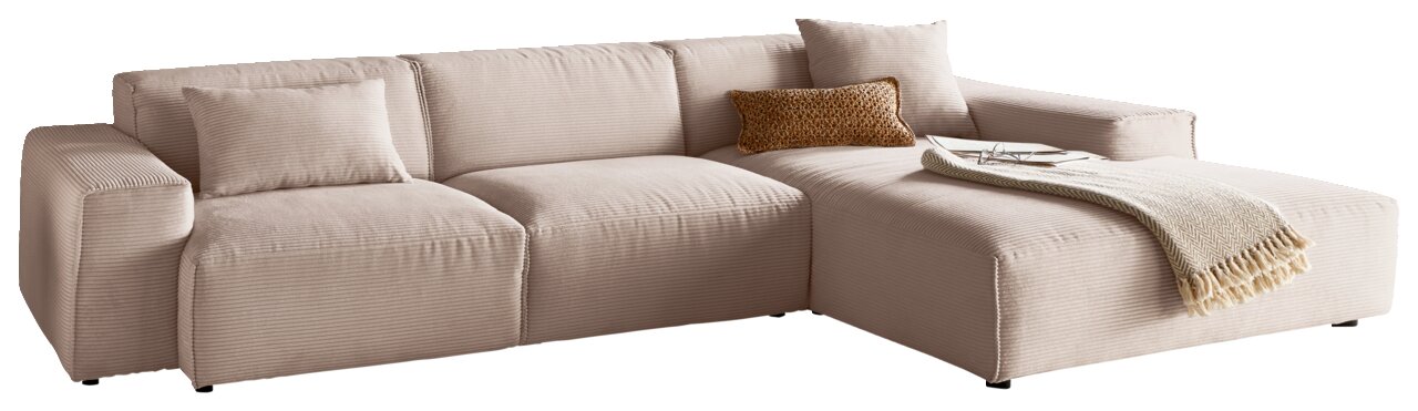 Lounge Handmade Ecksofa LH-EDINA Beige Ecksofa mit Ottomane rechts, dekoriert mit Kissen und Decke, seitliche Perspektive